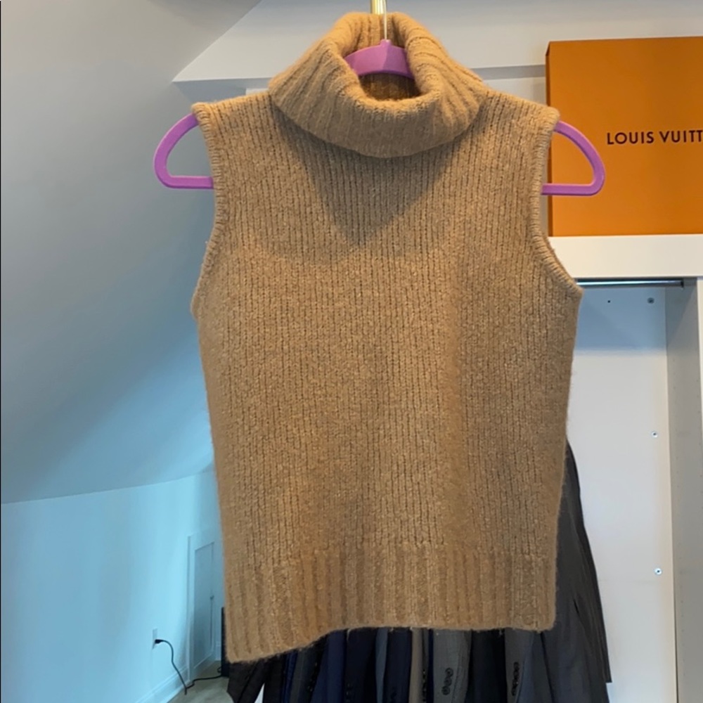 Camel hair high neck top! 🐪